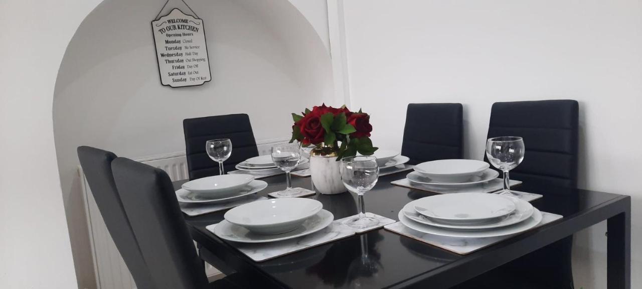 Stylish And Homey 3 Bedroom House With Free Parking & Wi-Fi Minworth المظهر الخارجي الصورة